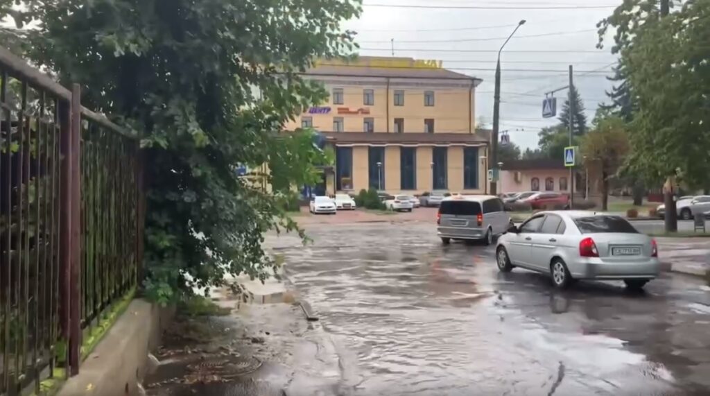 Негода у Чернівцях: після ранкової зливи підтопило кілька вулиць