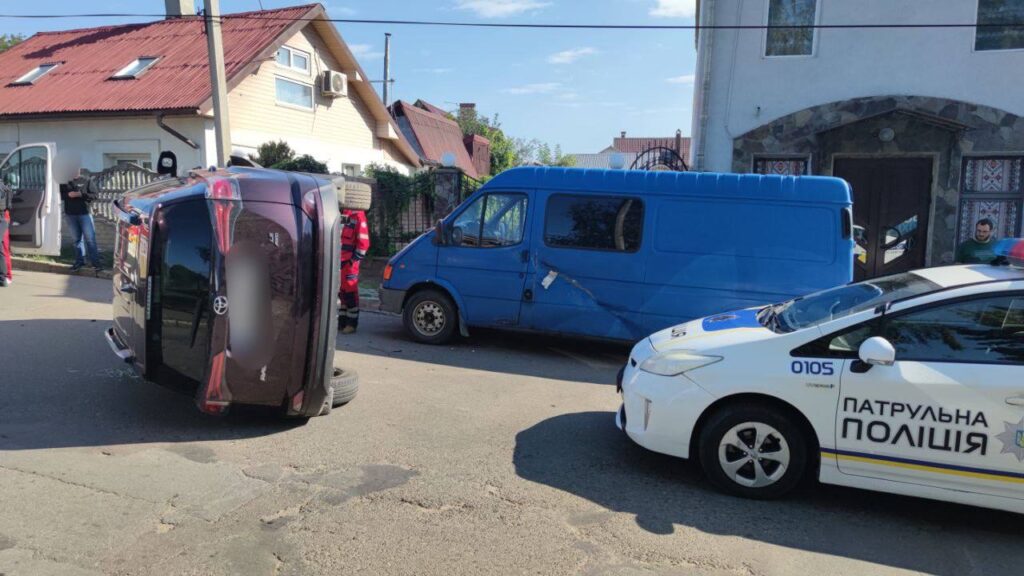 Стало погано за кермом: у Чернівцях на одній із вулиць перекинулося авто
