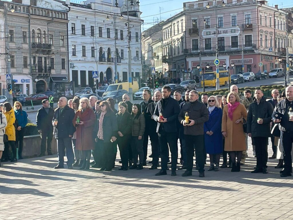 Сьогодні в Україні відзначають День добровольця. У Чернівцях вшанували пам’ять воїнів