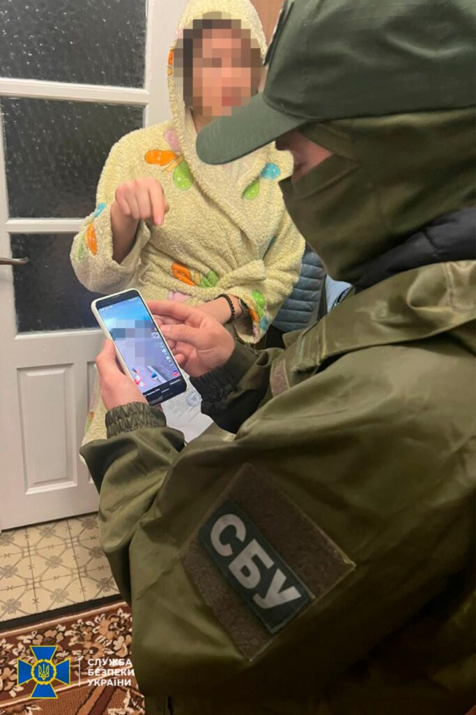 СБУ затримала буковинку, яка поширювала в “Тік-Ток” інформацію про переміщення військової техніки ЗСУ