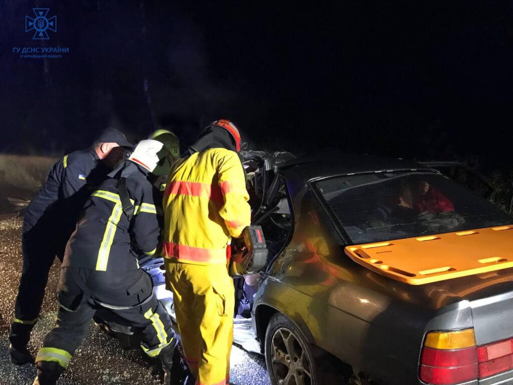 ДТП поблизу Чернівців: водія з авто діставали рятувальники