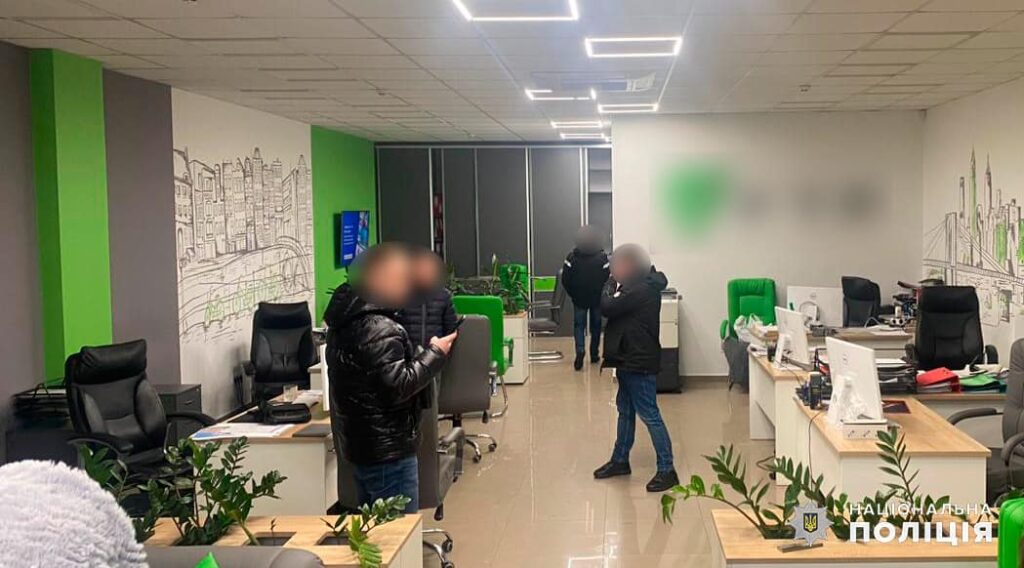 На понад 250 мільйонів гривень шахраї ошукали інвесторів у Чернівцях: слідчі поліції повідомили про підозру співорганізатору забудови