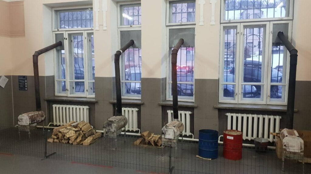 «Буржуйки у приміщенні залізничного вокзалу Чернівців встановили самовільно», – Чернівецька міська рада.