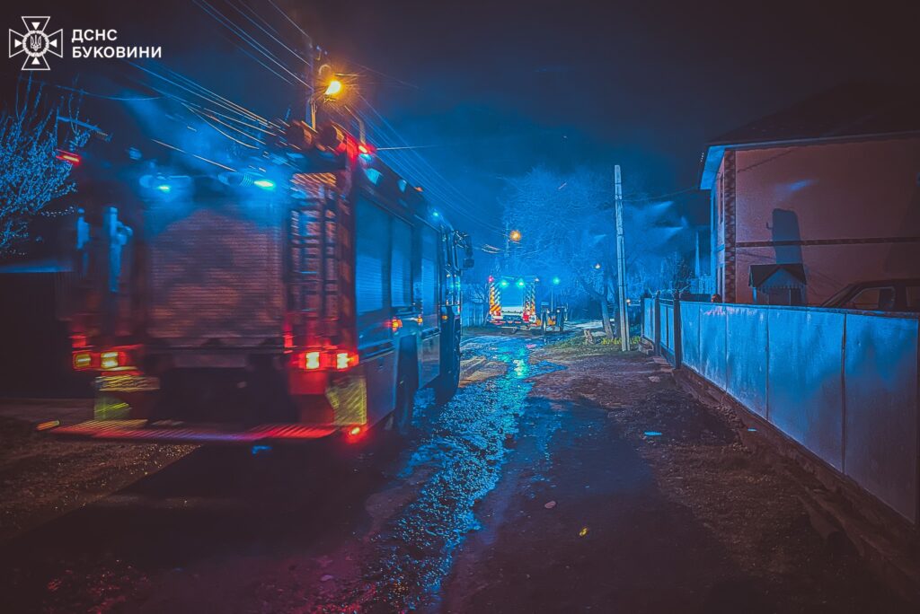 Нічна пожежа в Чернівцях: надзвичайники врятували 2 людей