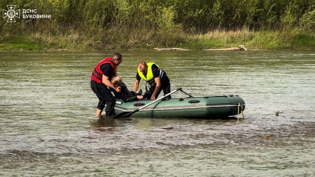 У Чернівцях на Пруті врятували жінку, яка пливла за течією без свідомості