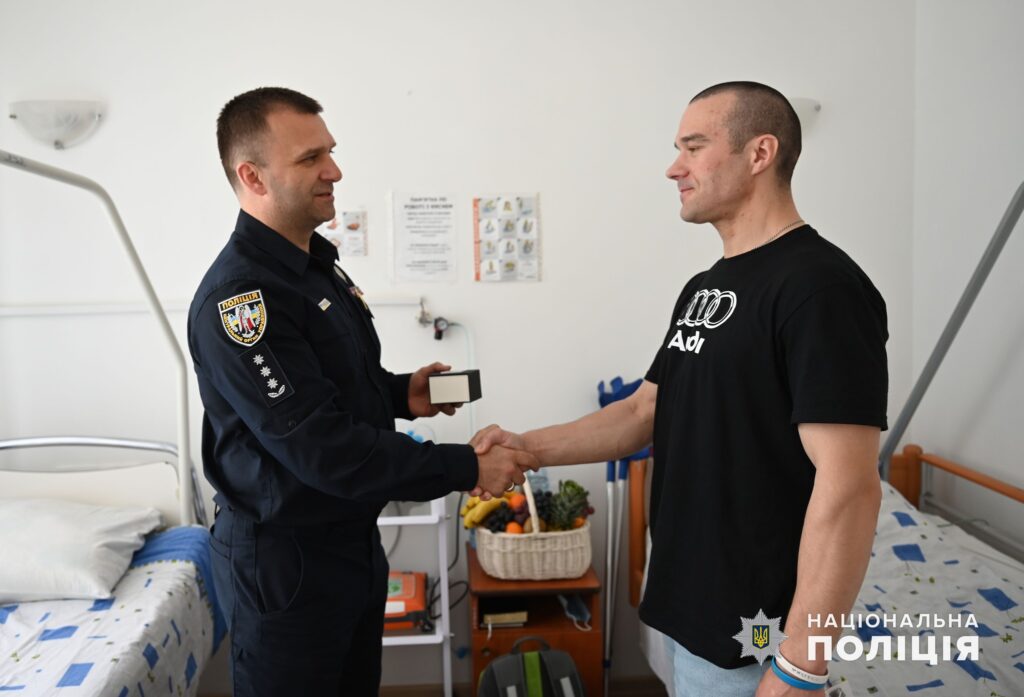 Керівник поліції Буковини відвідав та нагородив пораненого бійця обʼєднаної штурмової бригади Нацполіції «Лють»
