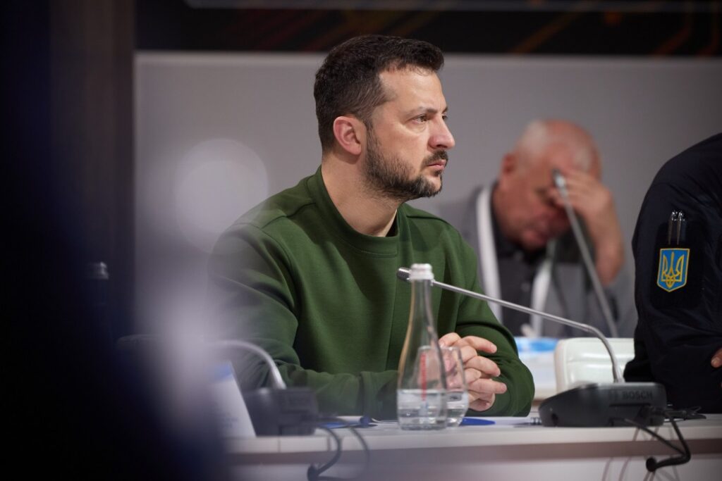 “Для подолання сьогоднішніх викликів потрібна максимальна єдність і взаємодія” – Президент на засіданні Конгресу місцевих та регіональних влад у Чернівцях