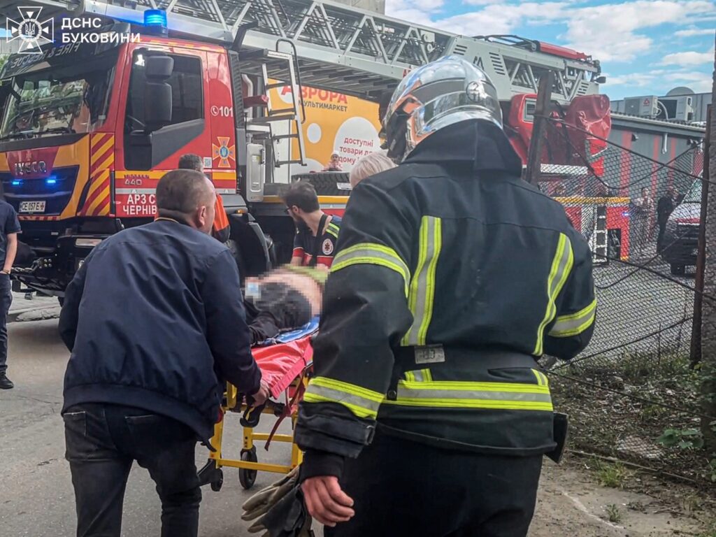 У Чернівцях через необережність під час паління у власній квартирі ледь не загинула жінка