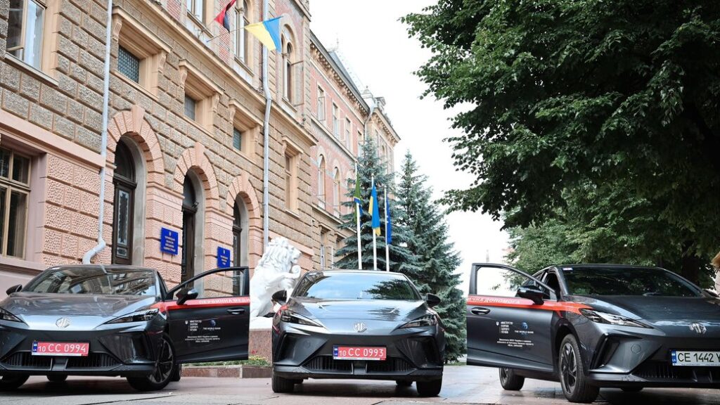 Медичні заклади первинної ланки у громадах Чернівецької області отримали три електрокари