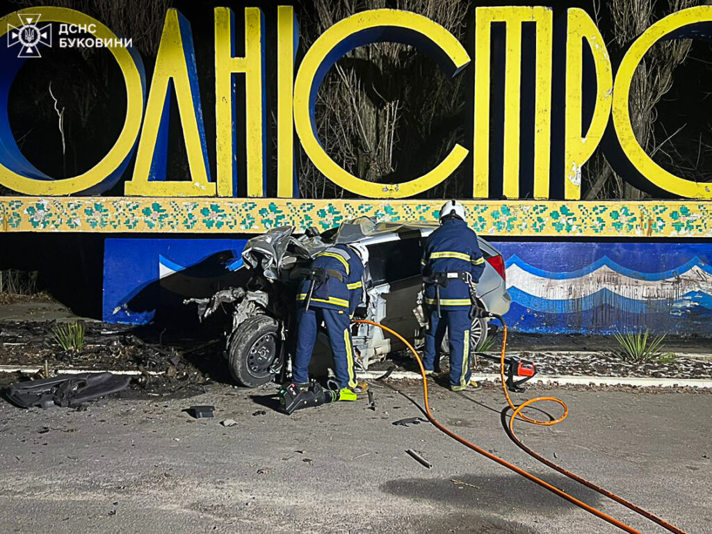 Смертельна ДТП в Новодністровську: неповнолітній водій в’їхав у бетонну стелу з надписом міста