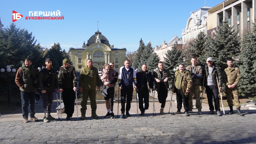 Мандротерапія: для захисників, які проходять на Буковині реабілітацію, влаштували екскурсію Чернівцями