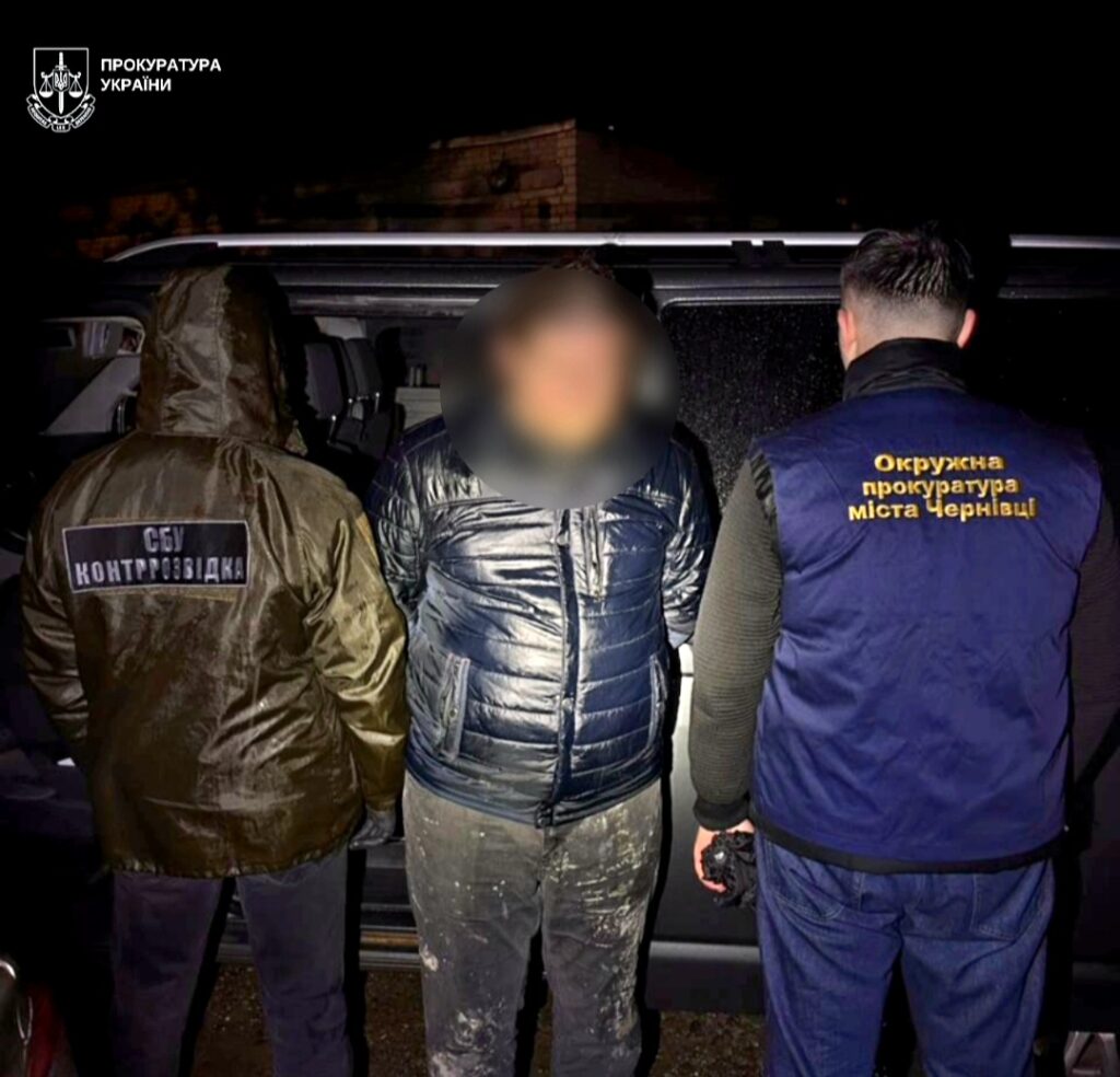 На Буковині священнослужителя та його спільника звинувачують в організації незаконного переправлення чоловіків за кордон