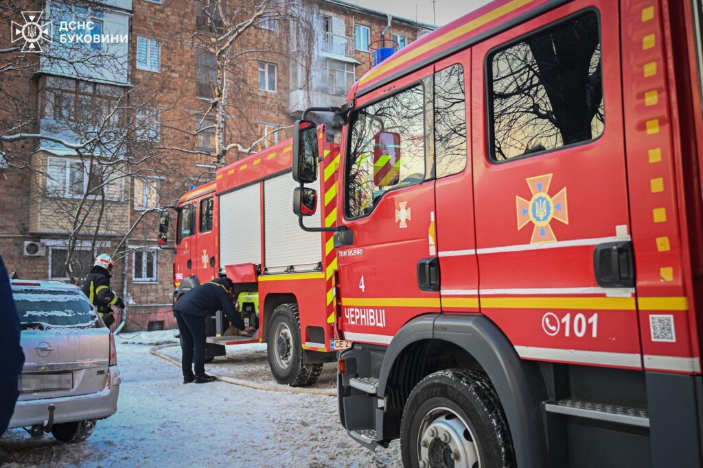 Ранкова пожежа у Чернівцях: горіла квартира на третьому поверсі багатоповерхівки