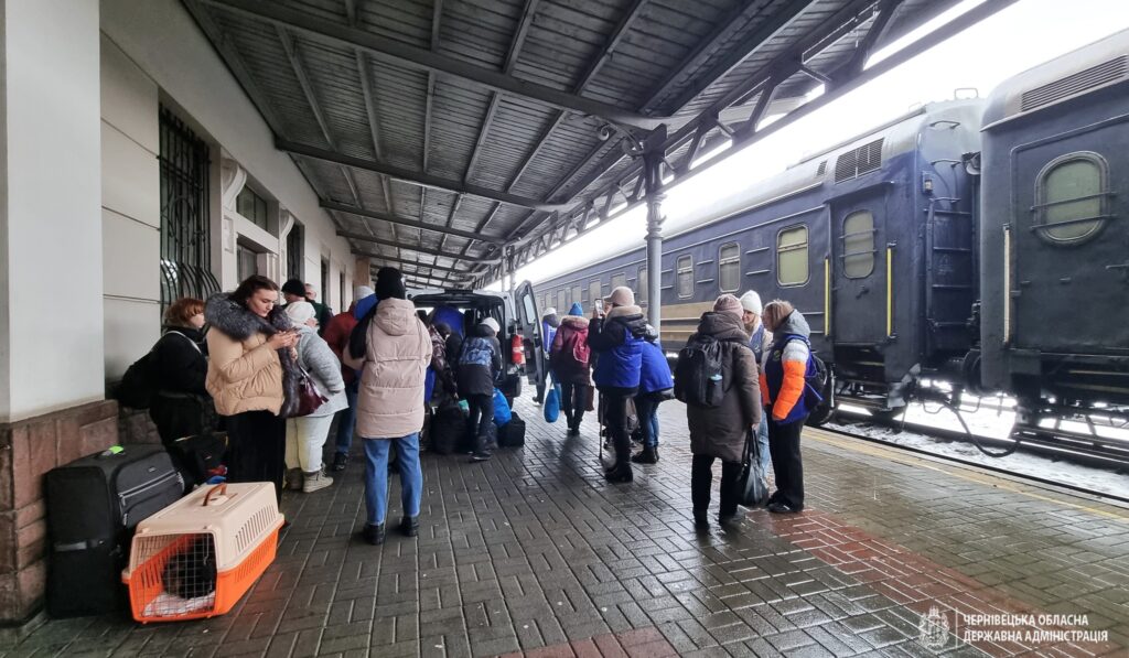 До Чернівців прибув черговий евакуаційний потяг