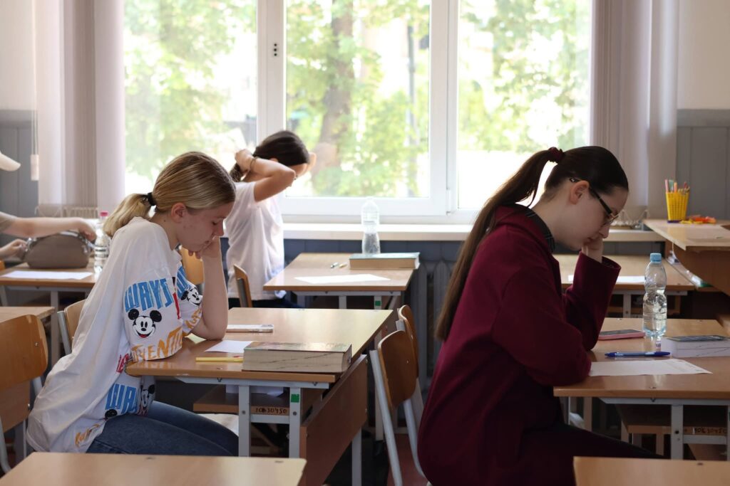 Понад 100 школярів з Чернівців та області написали есе англійською на конкурсі “Speak your mind”