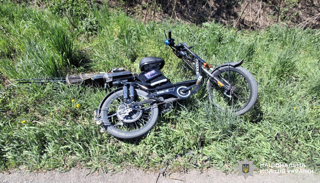 На Буковині після зіткнення з авто травмувався 46-річний електровелосипедист