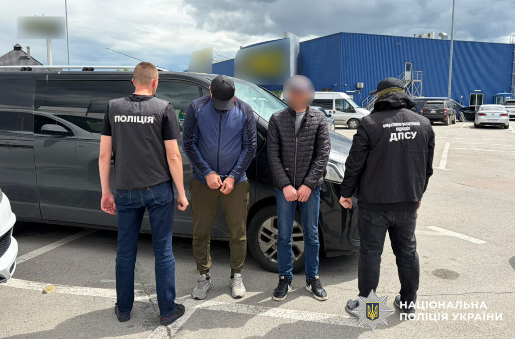 На Буковині поліцейські викрили депутата, який за 10 тисяч доларів допомагав військовозобов’язаному незаконно виїхати з України